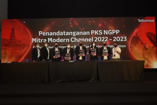 Direktur Sales Telkomsel Adiwinahyu Basuki Sigit (kedua kiri) saat penandatangan kerja sama periode 2022-2023 bersama sejumlah perwakilan mitra modern channel beberapa waktu lalu. Foto Ist

